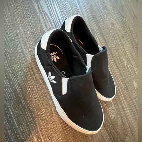 Kids unisex size 13.5 slip on adidas shoe - Picture 3 of 4